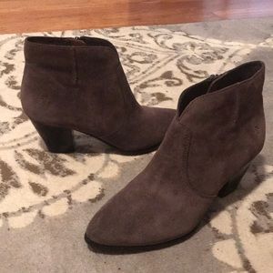 Frye mushroom colored suede ankle booties sz8